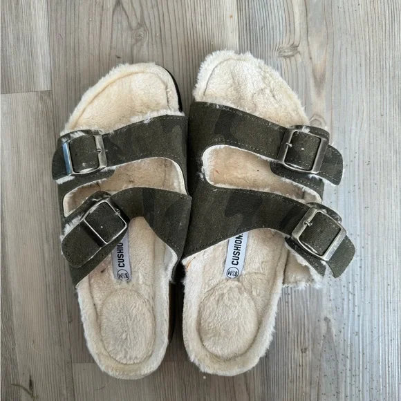 COPY - Cushioned women’s 8.5 camo fur sandals - Picture 1 of 3